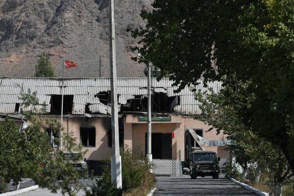 Административное здание в Ак-Сае после обстрела  - Sputnik Кыргызстан