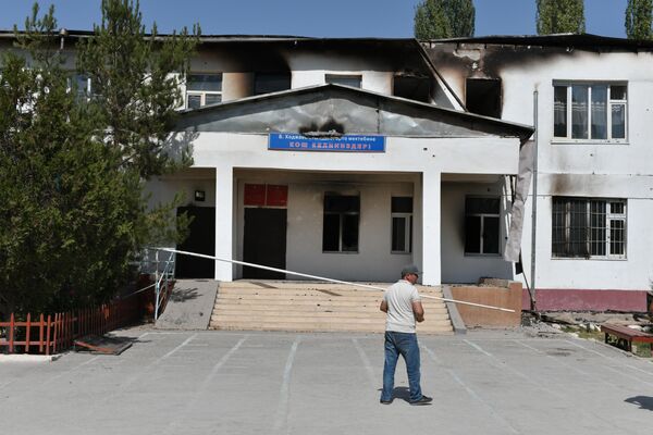 Последствия обстрела школы в селе Ак-Сай  - Sputnik Кыргызстан