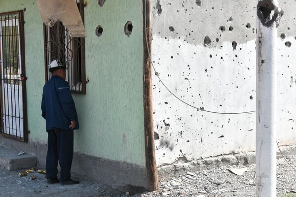 Житель села Ак-Сай возле здания, обстрелянного таджикскими войсками - Sputnik Кыргызстан
