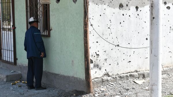 Баткен облусунун Ак-Сай айылынын тургуну тажик аскерлери тарабынан ок аткан имараттын жанында - Sputnik Кыргызстан