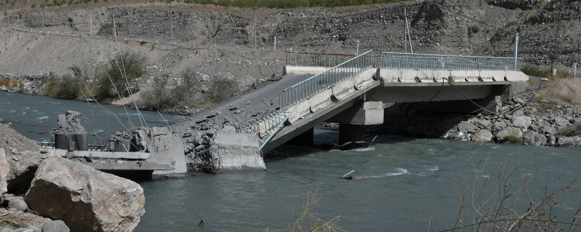 36 метровый мост над рекой Ак-Суу взорванный таджикскими военными в Баткенской области - Sputnik Кыргызстан, 1920, 20.09.2022