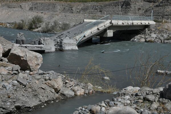 36-метровый мост над рекой Ак-Суу, взорванный таджикскими военными  - Sputnik Кыргызстан