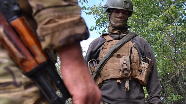 Бойцы артиллерийского расчета в Донецкой области - Sputnik Кыргызстан
