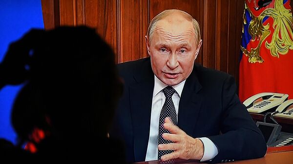 РФ президенти Владимир Путин жарандарына телекөрсөтүү аркылуу шашылыш кайрылуусу - Sputnik Кыргызстан