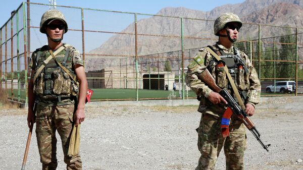 Кыргызские солдаты на кыргызско-таджикской границе - Sputnik Кыргызстан