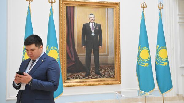 Мужчина на избирательном участке в посольстве Казахстана в Москве. Архивное фото - Sputnik Кыргызстан