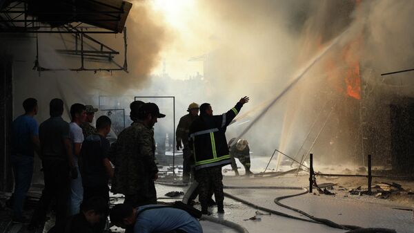 Сотрудники МЧС во время тушения пожара на рынке Кудайберген в Бишкеке - Sputnik Кыргызстан
