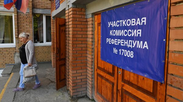 Плакат с номером участковой комиссии у входа в школу №113 во время подготовки к референдуму о присоединении к России ДНР в Донецке - Sputnik Кыргызстан