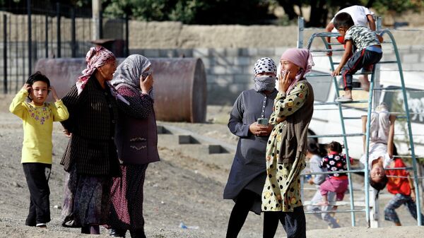 Беженцы на одной из улиц в селе Боз-Адыр  - Sputnik Кыргызстан