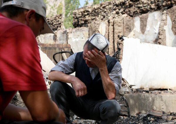 Житель села Капчыгай Баткенской области КР возле своего дома, разрушенного в результате нападения таджикских военных - Sputnik Кыргызстан