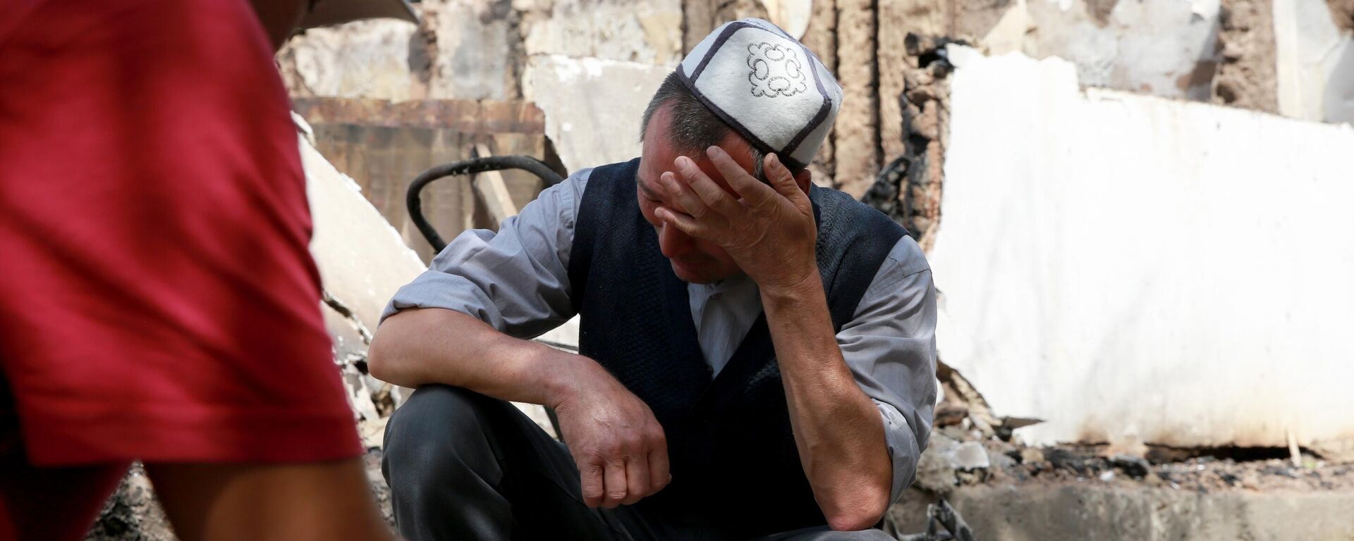 Житель села Капчыгай Баткенской области сидит у своего дома, разрушенного в результате нападения таджикистанских военных. Архивное фото - Sputnik Кыргызстан, 1920, 19.10.2022