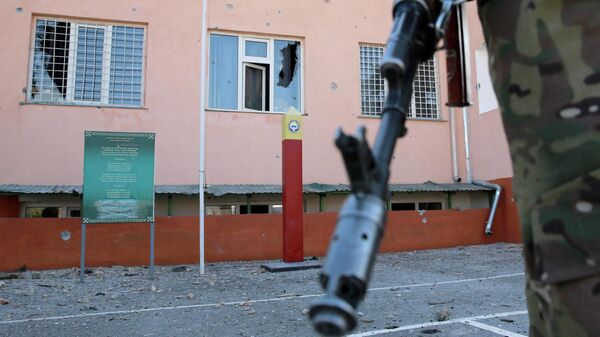 Кыргызский пограничник у поврежденного здания - Sputnik Кыргызстан