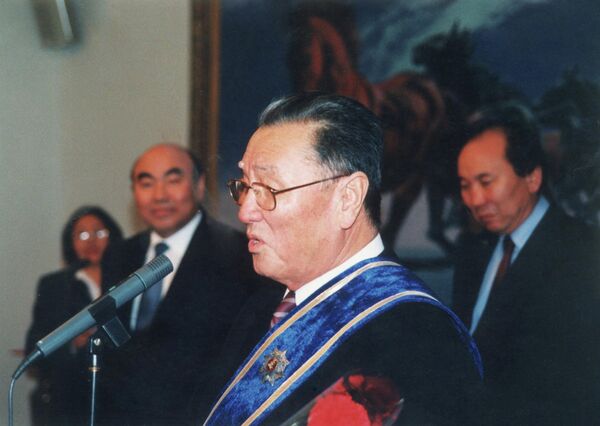 Коомдук ишмер 2002-жылы III даражадагы Манас орденине татып, кийинки жылы көз жумган - Sputnik Кыргызстан