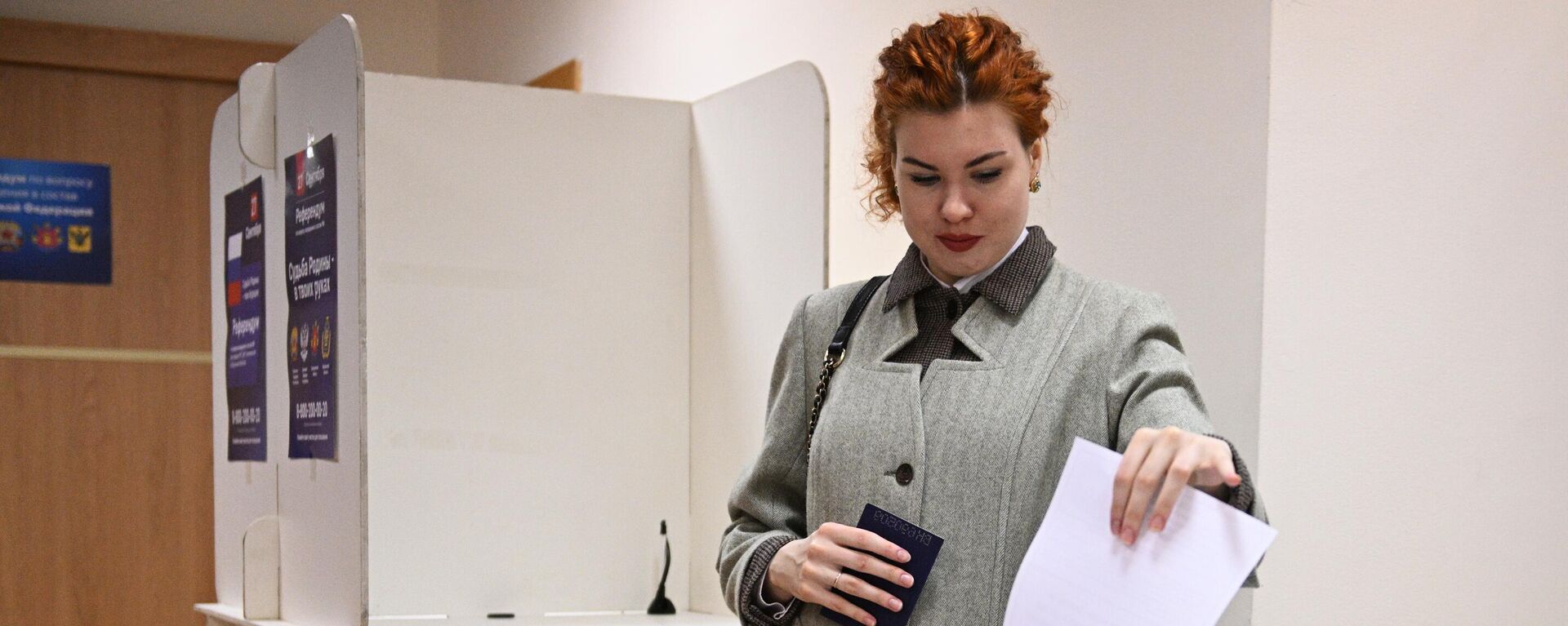 Женщина голосует на референдуме о вхождении ДНР, ЛНР, Херсонской и Запорожской областей в состав Российской Федерации - Sputnik Кыргызстан, 1920, 24.09.2022
