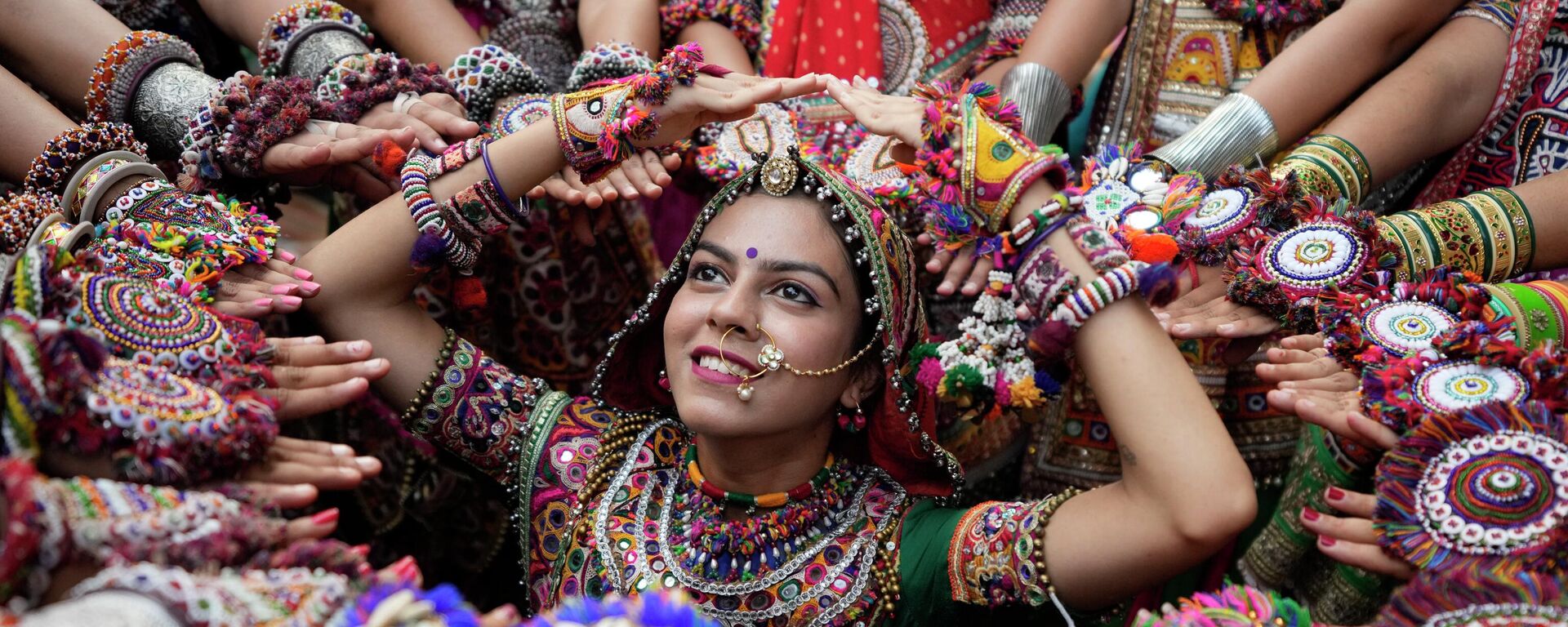 Женщины в традиционной одежде исполняют танец штата Гуджарат в Ахмедабаде, Индия - Sputnik Кыргызстан, 1920, 26.09.2022