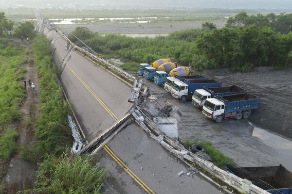 Мост в восточном тайваньском уезде Хуалянь, разрушенный в результате землетрясения магнитудой 6,9. Жертвой стихии стал один человек. - Sputnik Кыргызстан