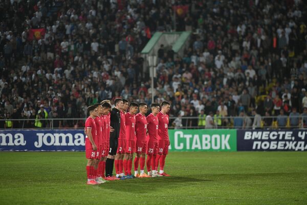 Матч начался с минуты молчания в память о погибших в Баткенской области - Sputnik Кыргызстан