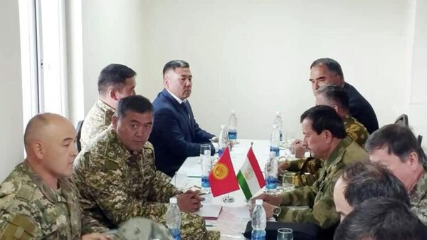 Двусторонняя встреча для обсуждения последней ситуации на границе на КПП Кызыл-Бель  - Sputnik Кыргызстан