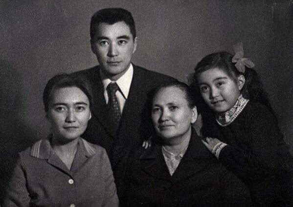 Батыш Салиева кызы Розанын үй-бүлөсү менен - Sputnik Кыргызстан
