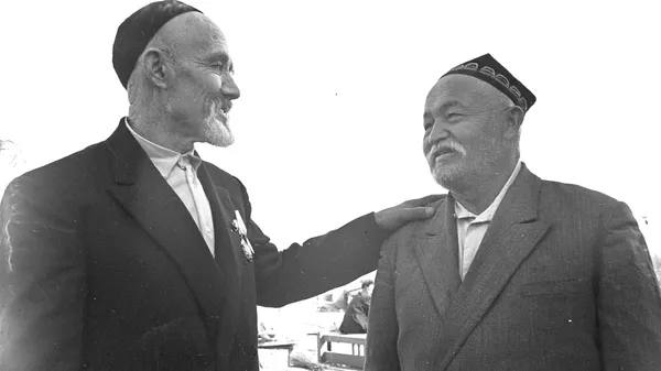 Кыргызский и узбекский дедушки, принявшие 30 сирот в годы ВОВ. Архивное фото - Sputnik Кыргызстан