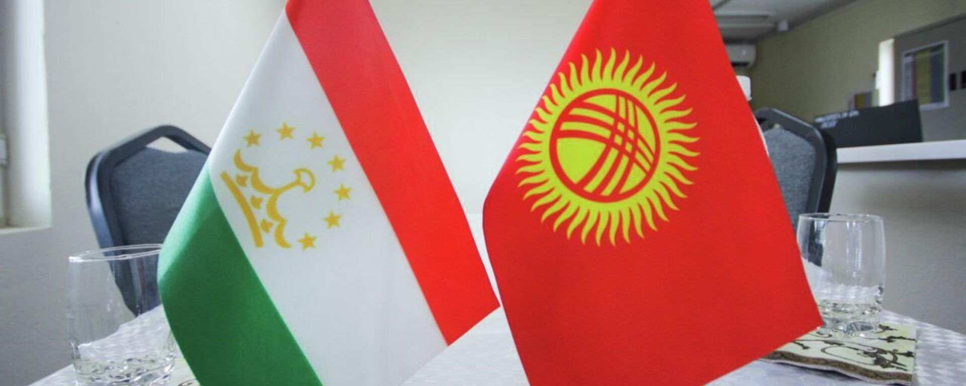 Флаги Кыргызстана и Таджикистана. Архивное фото  - Sputnik Кыргызстан, 1920, 01.05.2024