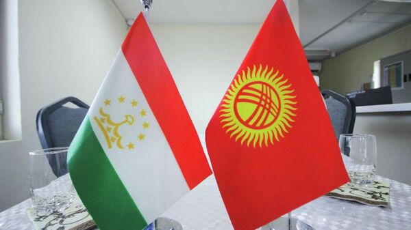 Флажки Кыргызстана и Таджикистана. Архивное фото - Sputnik Кыргызстан
