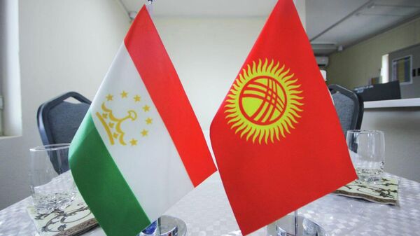 Кыргызстан жана Тажикстандын желектери. Архивдик сүрөт - Sputnik Кыргызстан