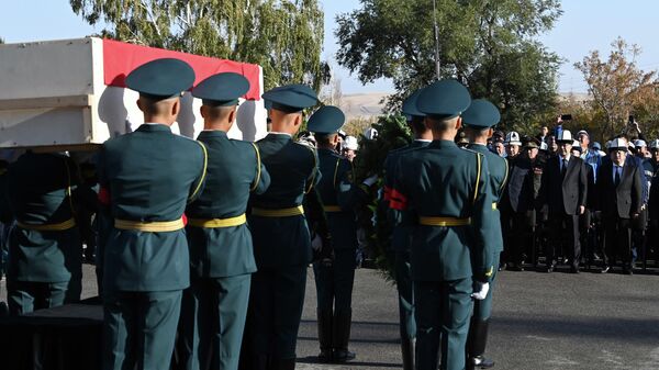 Митинг-реквием по погибшим военнослужащим в Баткенской области а Бишкеке - Sputnik Кыргызстан