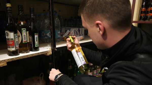 Рейд по выявлению контрафактного алкоголя. Архивное фото - Sputnik Кыргызстан