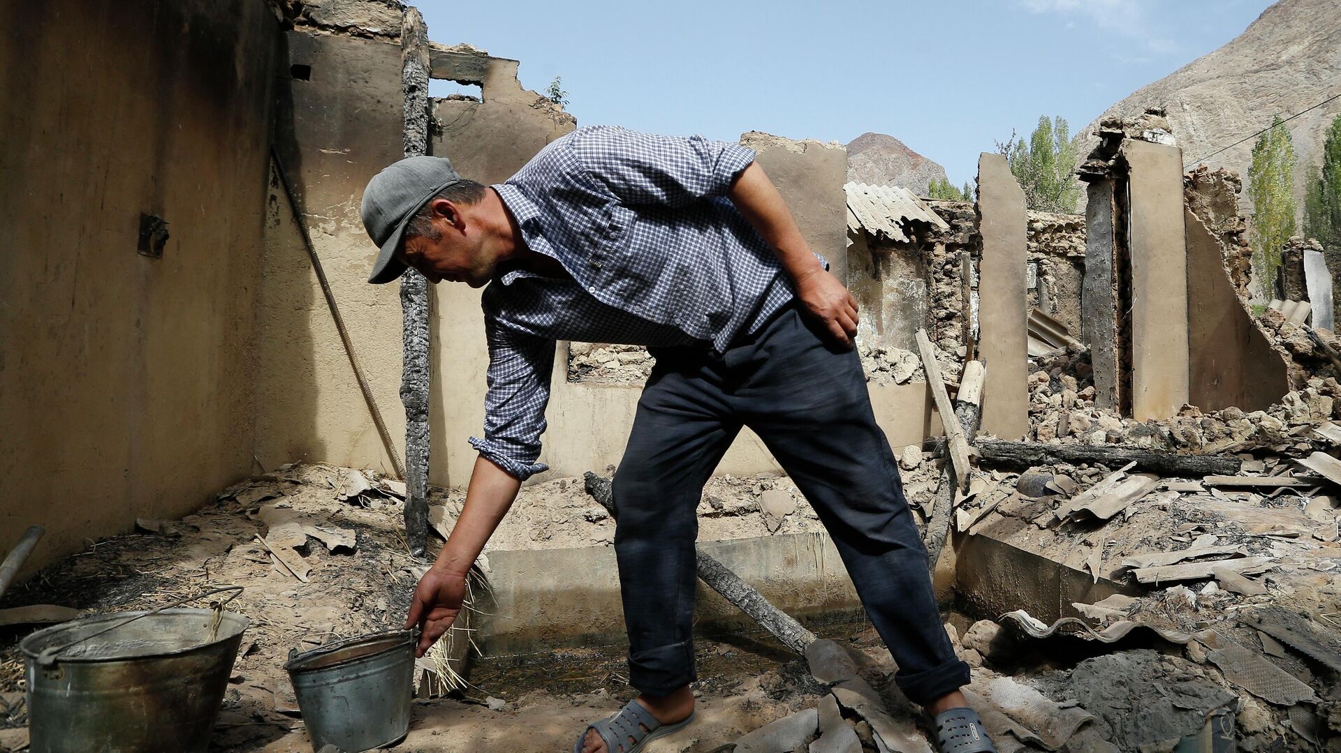 Житель села Капчыгай Баткенской области, возле повреждённого дома в результате обстрела со стороны Таджикистана - Sputnik Кыргызстан, 1920, 10.10.2022