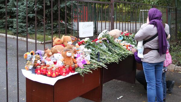 Люди возлагают цветы и игрушки у школы №88 Ижевска - Sputnik Кыргызстан