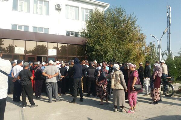 Сегодня жители сел Аксай и Самаркандек вышли на акцию протеста к Баткенской областной администрации - Sputnik Кыргызстан