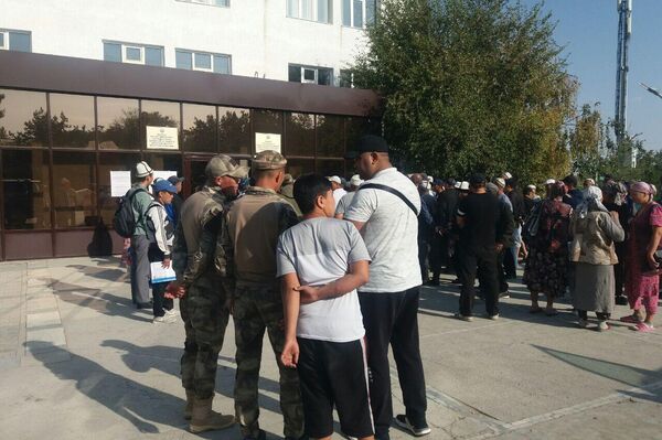 Они недовольны протоколом, согласно которому Кыргызстан и Таджикистан уберут с границы по одной погранзаставе и по три поста. - Sputnik Кыргызстан