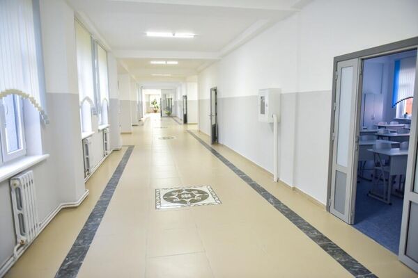 Также школа имеет цокольный этаж в одном из блоков, где расположены хозяйственные склады, насосная, теплоузел, вентиляционная камера и кладовка - Sputnik Кыргызстан