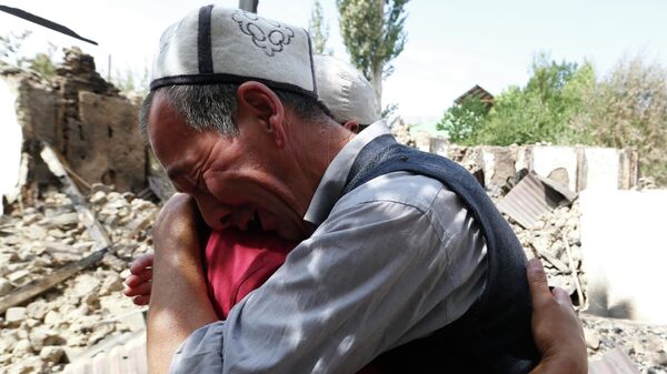 Жители села Капчыгай в Баткене, возле повреждённого дома, в результате обстрела со стороны Таджикистана - Sputnik Кыргызстан