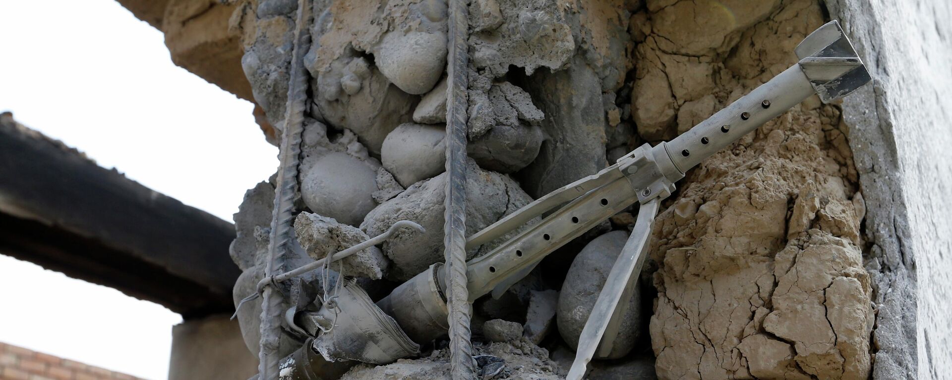 Фрагмент боеприпаса, застрявший в стене дома в селе Капчыгай Баткенской области после обстрела со стороны Таджикистана  - Sputnik Кыргызстан, 1920, 27.09.2022