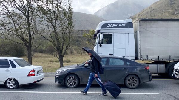 Автомобильные очереди на границе  при выезде из России - Sputnik Кыргызстан