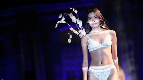 Модель во время модного показа нижнего белья на шоу Etam в рамках недели моды в Париже   - Sputnik Кыргызстан