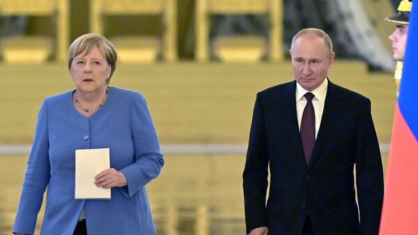 Президент РФ Владимир Путин и бывший федеральный канцлер Германии Ангела Меркель. Архивное фото - Sputnik Кыргызстан