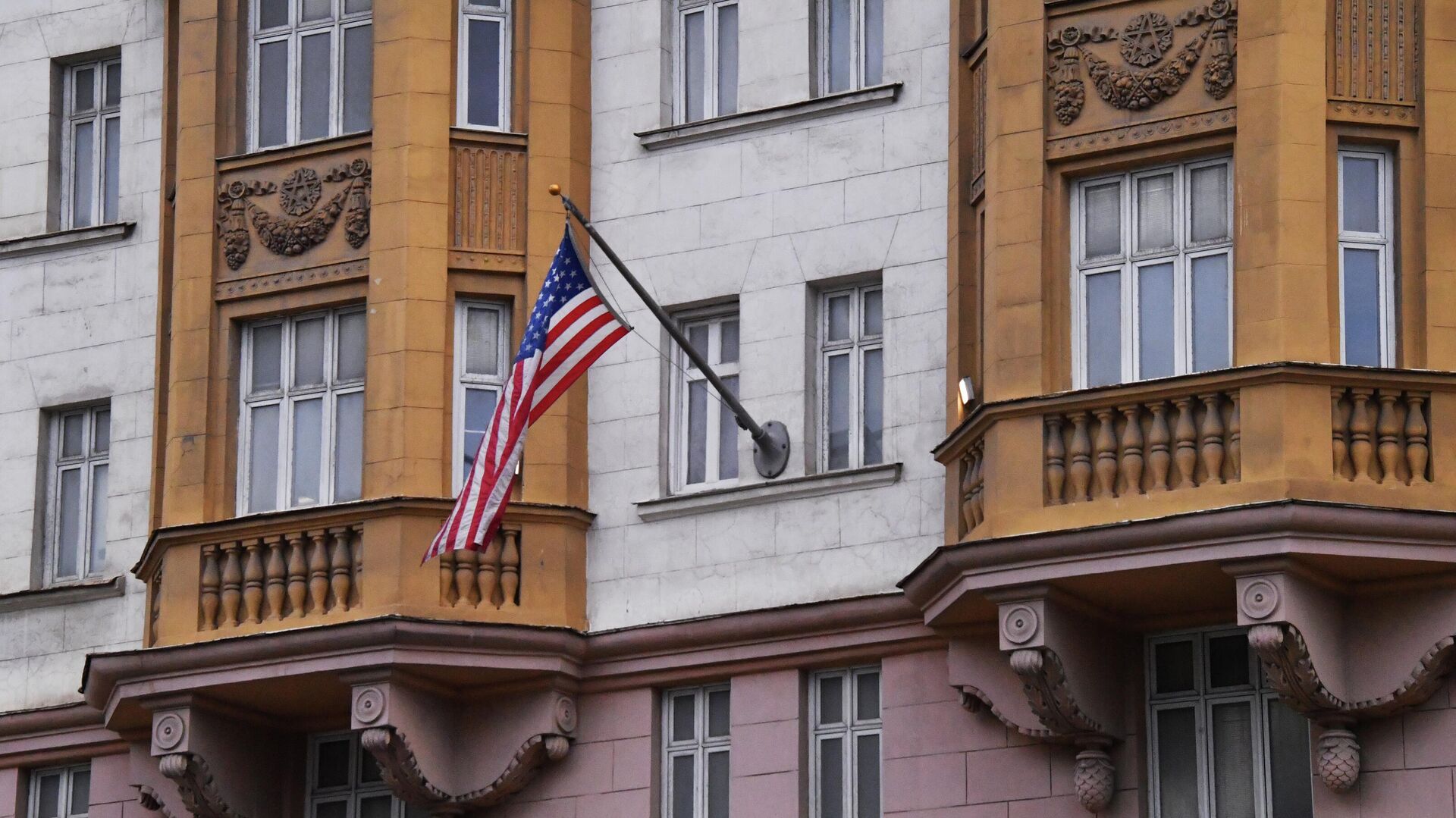 Флаг на здании посольства США в Москве. Архивное фото - Sputnik Кыргызстан, 1920, 28.09.2022