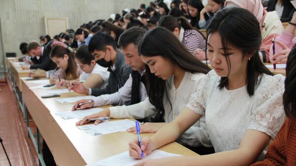Студенты во время международной акции Литературный диктант в Бишкеке. Архивное фото - Sputnik Кыргызстан