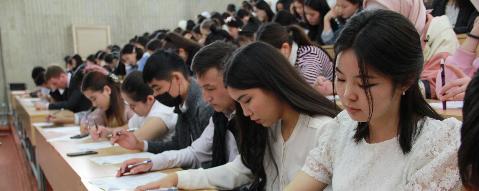 Студенты во время международной акции Литературный диктант в Бишкеке. Архивное фото - Sputnik Кыргызстан, 1920, 17.05.2023