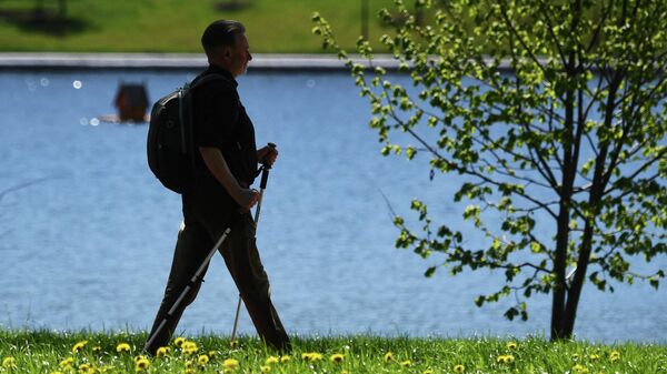 Мужчина занимается ходьбой в парке. Архивное фото - Sputnik Кыргызстан