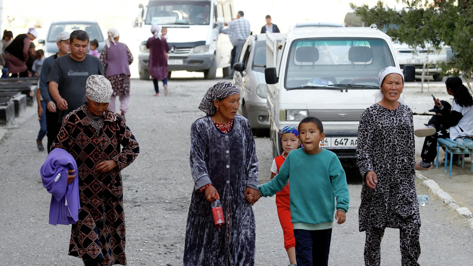 Беженцы на одной из улиц в селе Боз-Адыр - Sputnik Кыргызстан, 1920, 29.09.2022