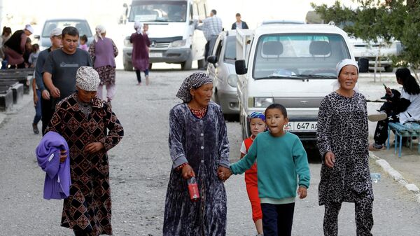 Беженцы на одной из улиц в селе Боз-Адыр - Sputnik Кыргызстан