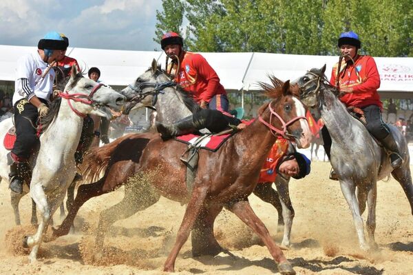 Согласно программе, сегодня проходят соревнования по кокпару, стрельбе из лука на лошадях и стрельбе из лука - Sputnik Кыргызстан