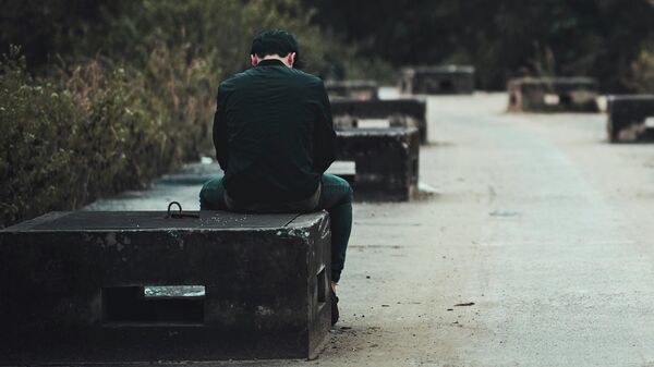 Молодой парень сидит на скамейке. Иллюстративное фото - Sputnik Кыргызстан
