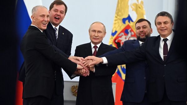 Церемония подписания договоров о вхождении в РФ ДНР, ЛНР, Запорожской и Херсонской областей в Кремле - Sputnik Кыргызстан