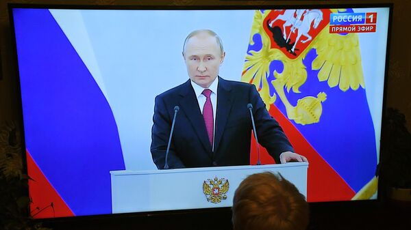 Женщина смотрит телевизионную трансляцию выступления президента Российской Федерации Владимира Путина - Sputnik Кыргызстан