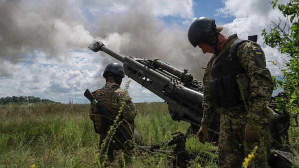 Украинские военнослужащие ведут огонь из поставленной США гаубицы M777 в Харьковской области - Sputnik Кыргызстан